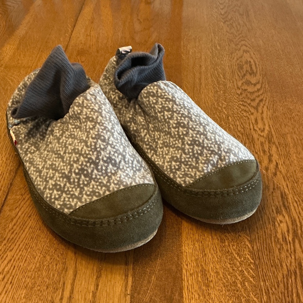 Woman’s Acorn Polar grey/white short slipper sock. Size 9-10. Suede sole. Warm!